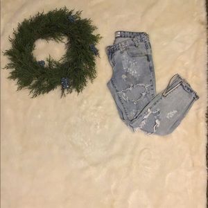 Super destroyed denim